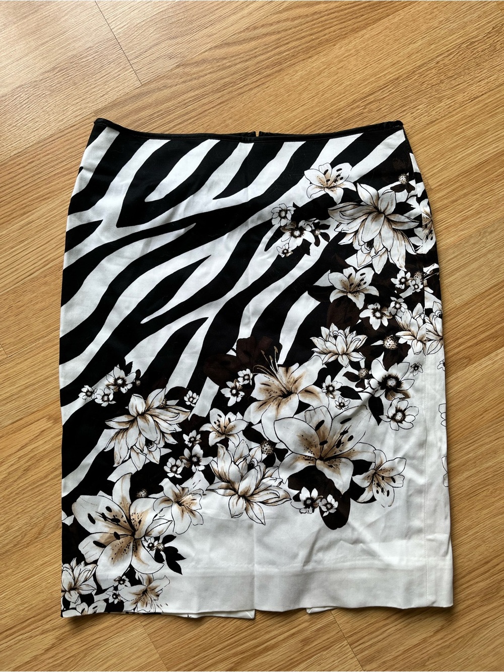 White House Black Market Black & White Floral Zebra Pencil Skirt